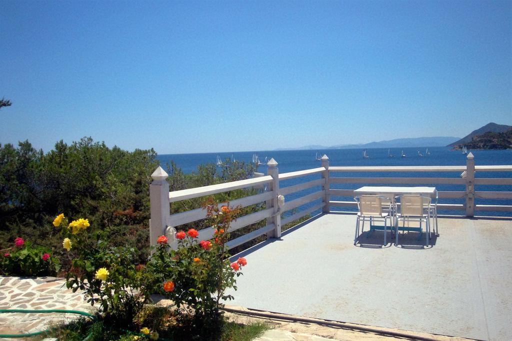 Kavos Bay Seafront Hotel Agia Marina  Esterno foto